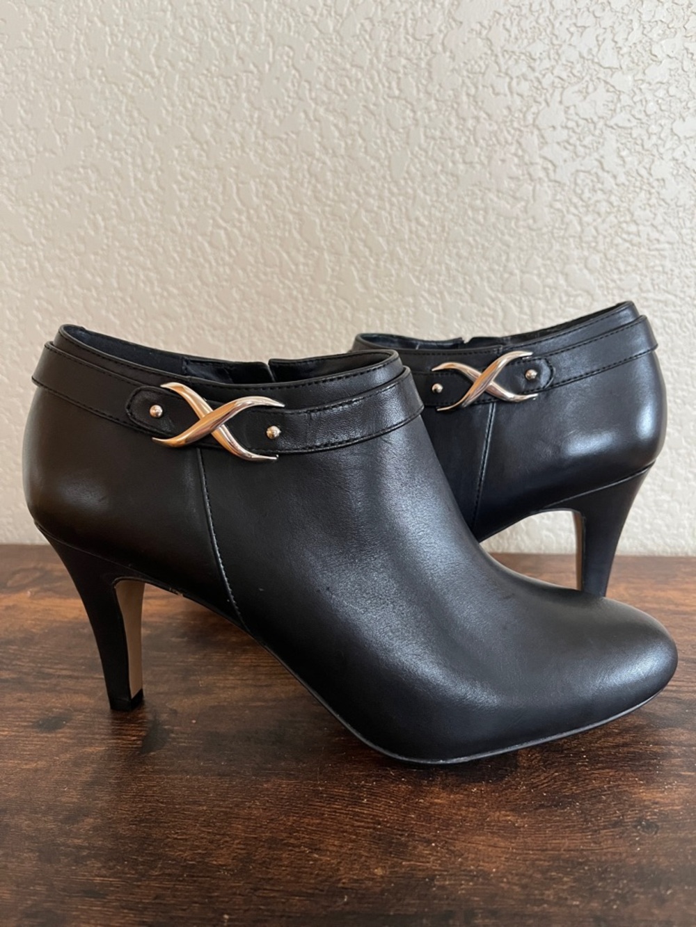 🆕 Vince Camuto Venida Black Leather Heel Booties 9